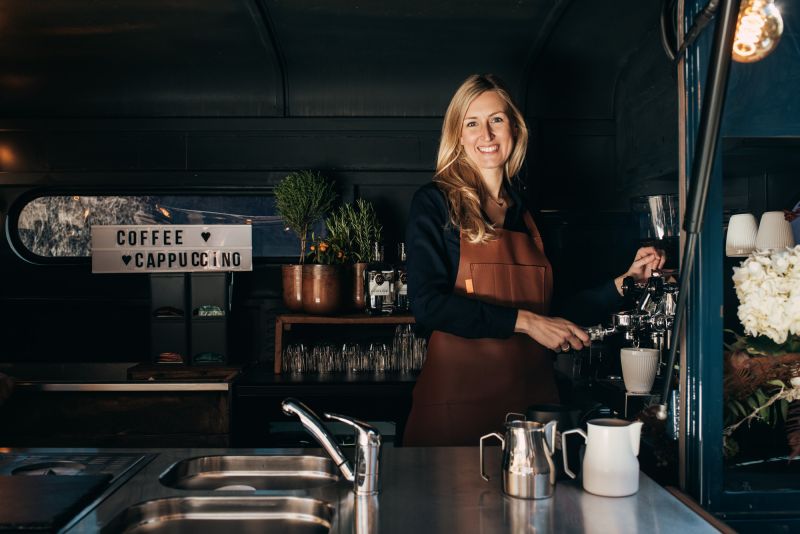 Barista an der Coffee Bar im Pferdeanhänger