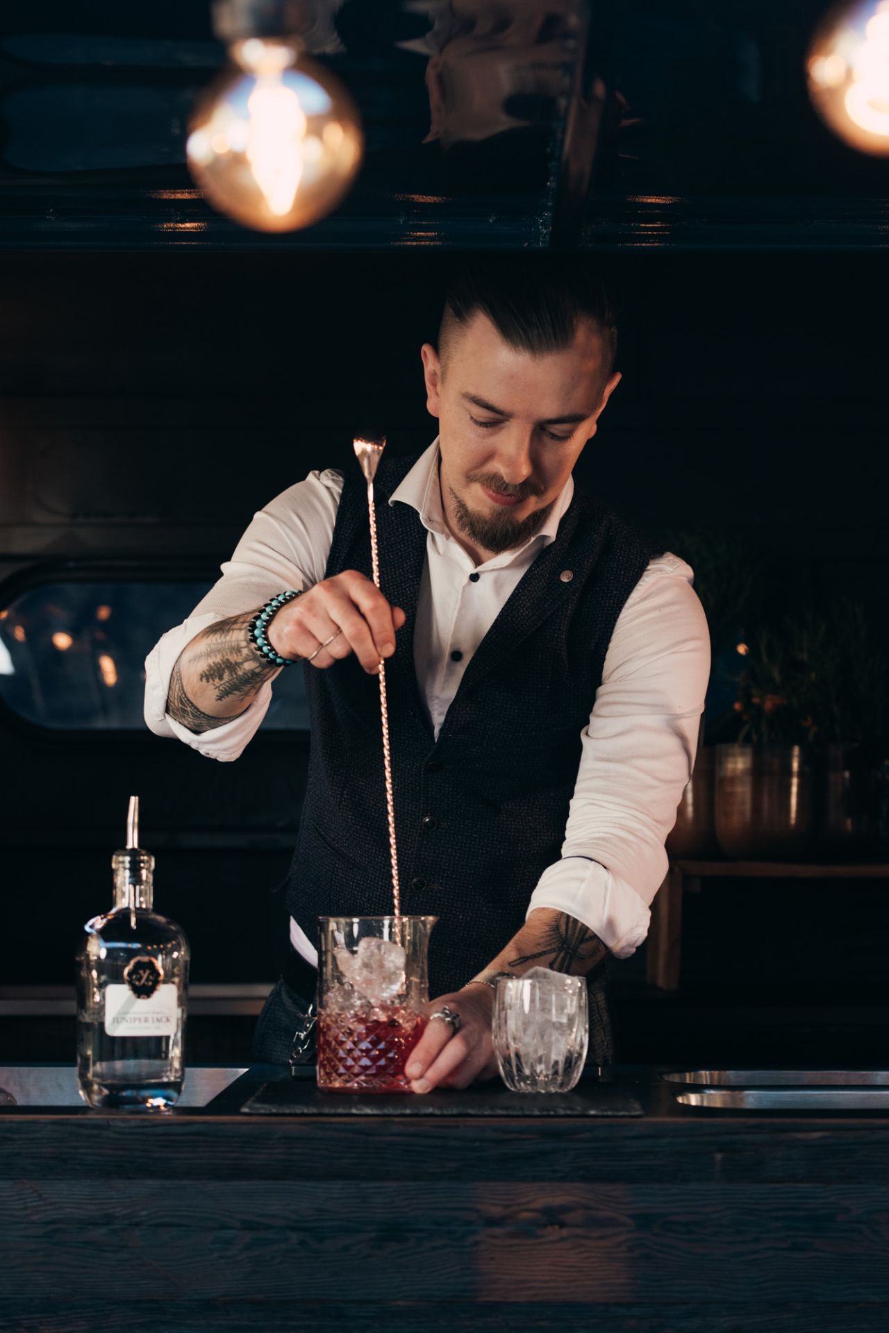 Barkeeper beim Rühren im Rührglas