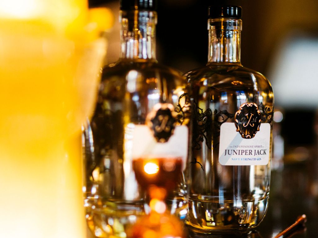 Navy Strength Gin an der Bar