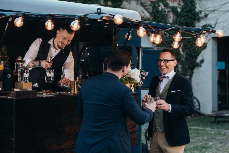 Barkeeper an der mobilen Bar am Abend