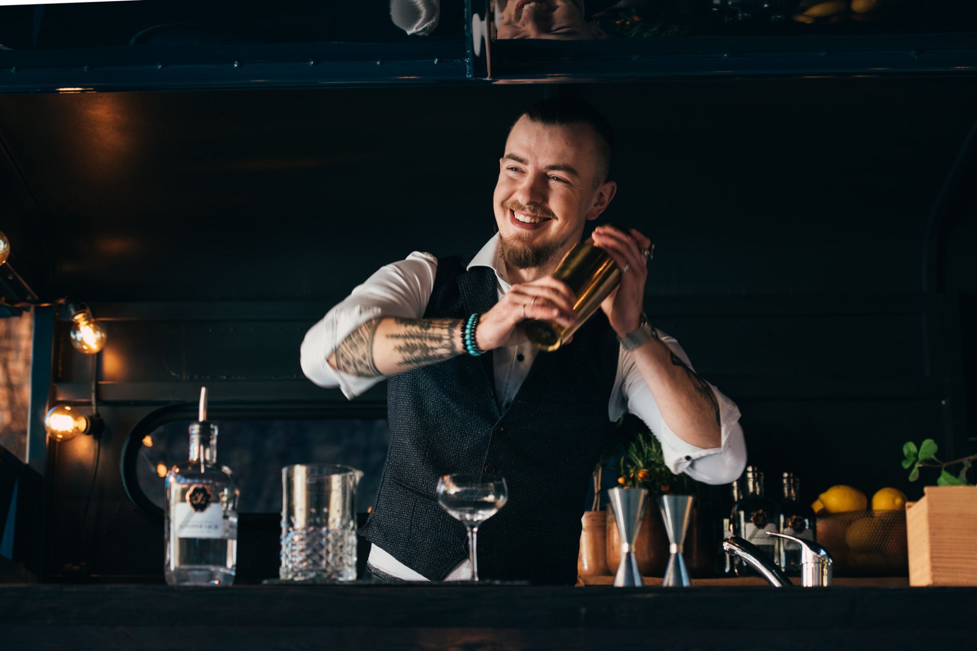 Barkeeper beim Shaken