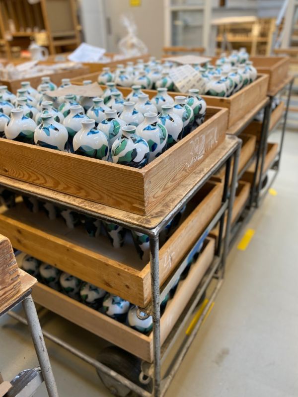 Vasen der Art Edition in Holzkisten in der Manufaktur