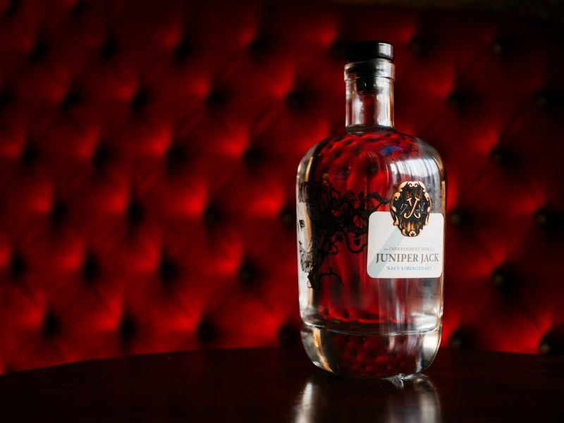 JUNIPER JACK Navy Strength vor rotem Samt