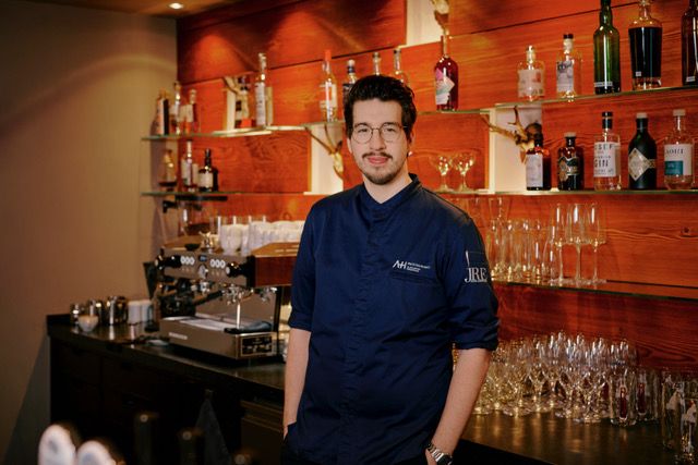 Barchef Aaron Traxler an seiner Bar