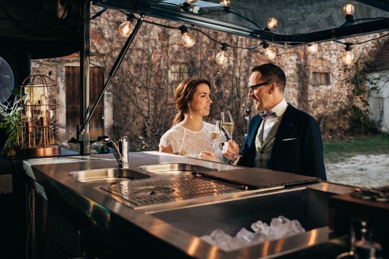 Edelstahl-Tresen mit Waschbecken und Eisfach in der mobilen Bar