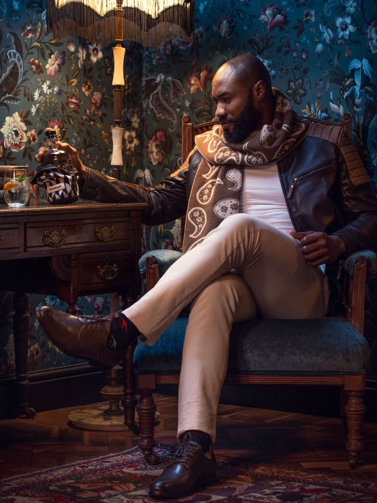 Model mit der zweiten Edition im Sessel