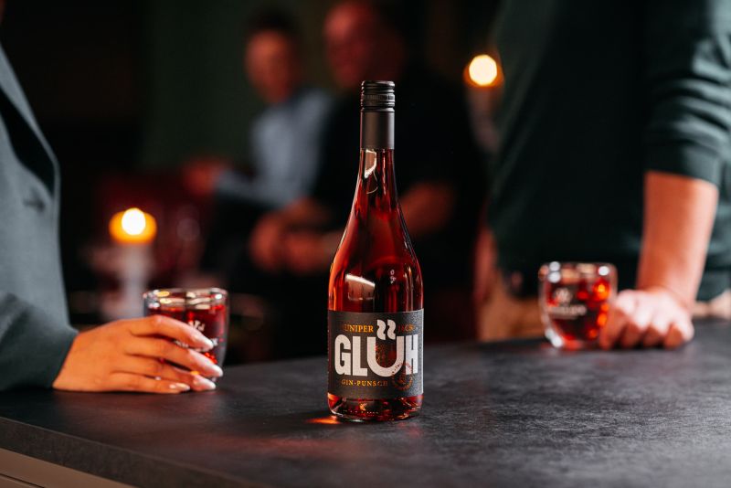 GLÜH Gin-Punsch Flasche am Tresen