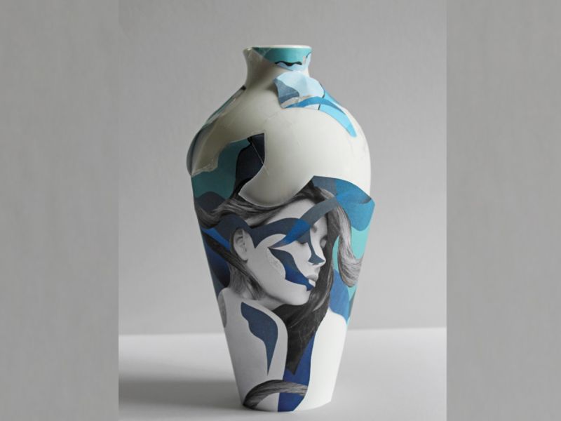 Fertig bemalte MEISSEN-Vase vor grauem Hintergrund