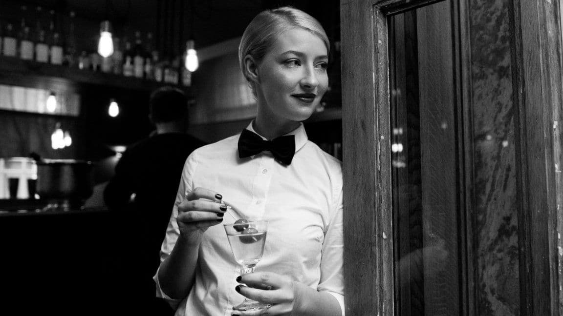Barkeeperin mit Gin