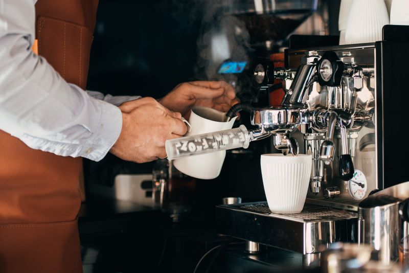 Espresso an der Coffee Bar im Pferdeanhänger