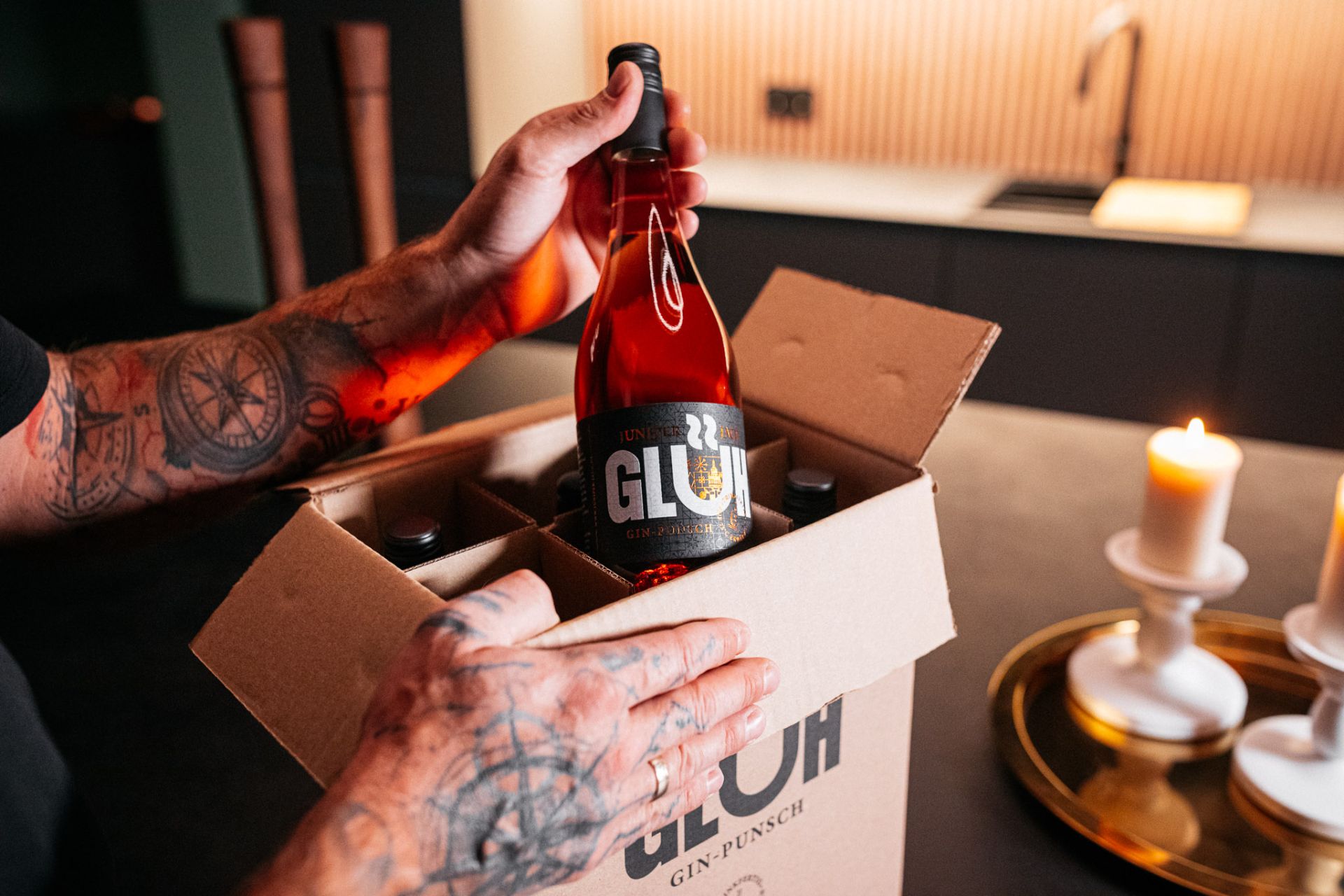 GLÜH-Karton wird ausgepackt