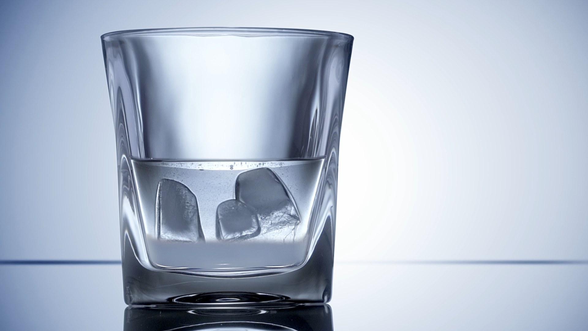 Gin im Glas mit milchigen Schlieren