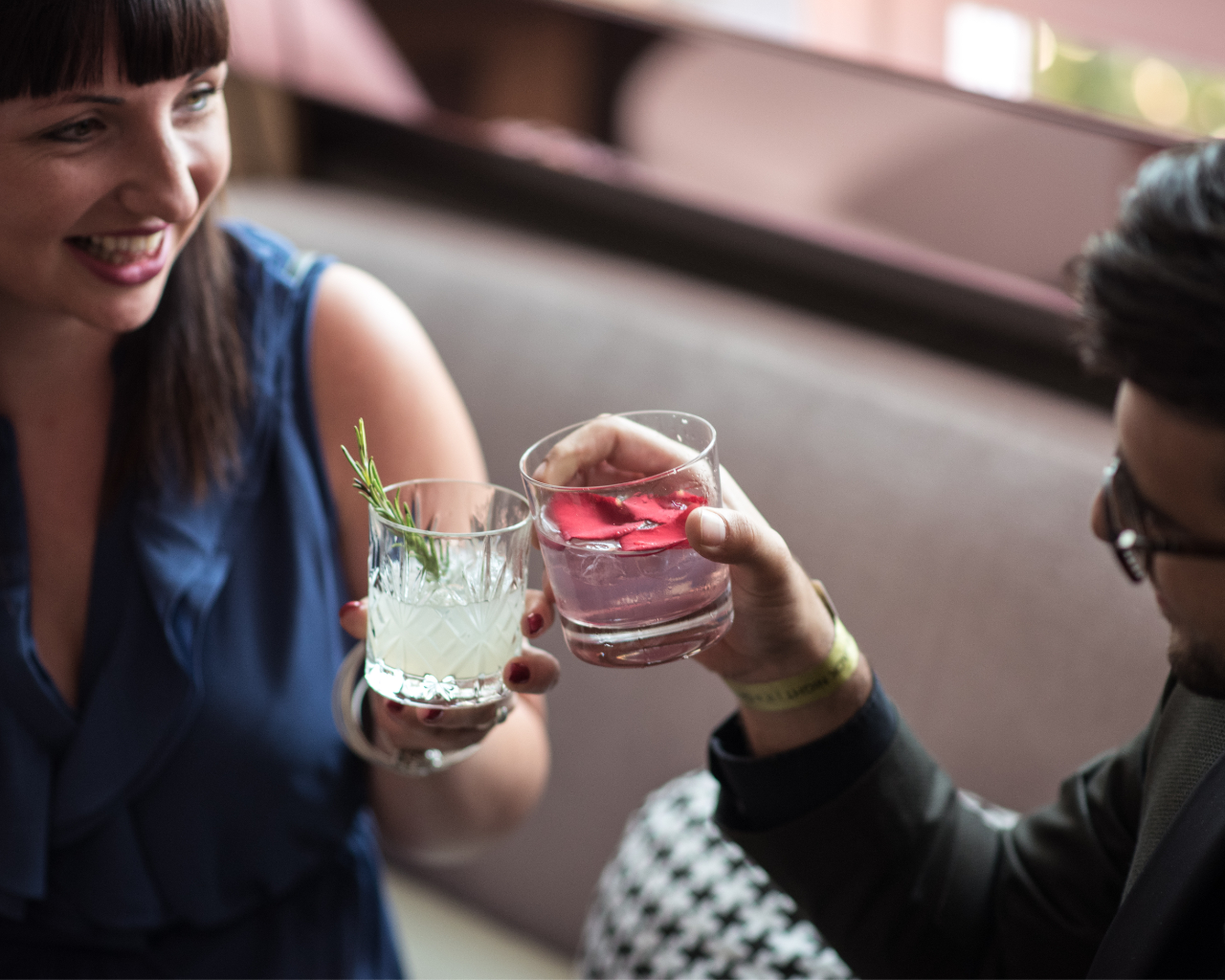 Zwei Gäste stoßen mit Gin Tonic an