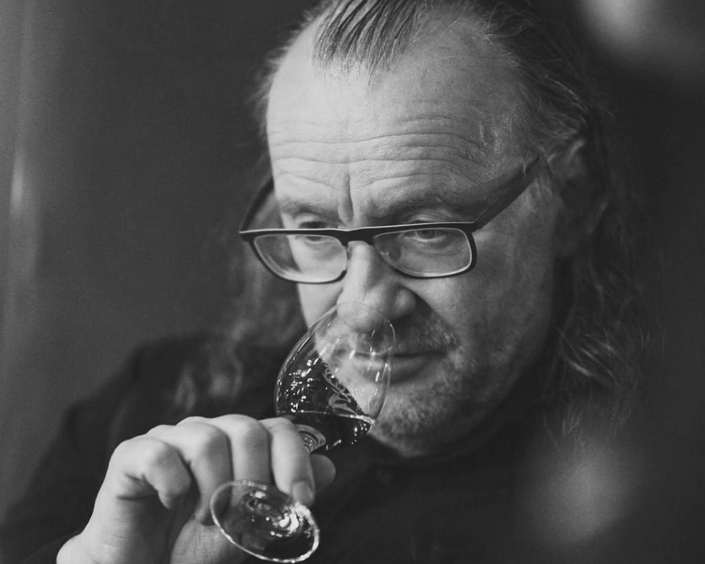Mann riecht konzentriert an einem Glas Gin