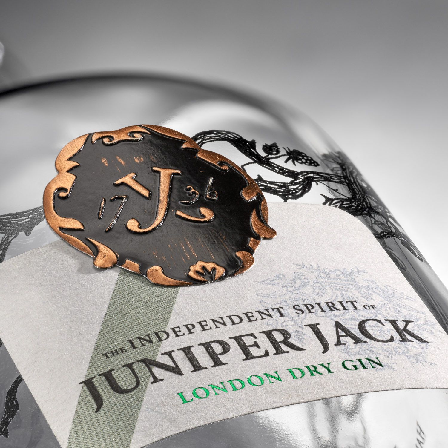 Zinnetikett von JUNIPER JACK London Dry Gin in Nahaufnahme