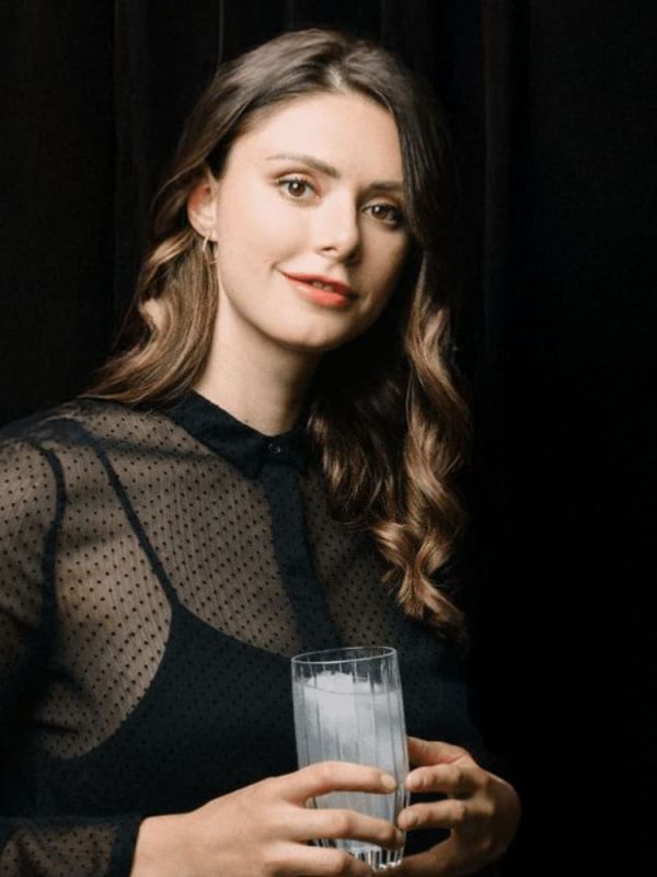 Frau mit einem Glas JUNIPER JACK London Dry Gin