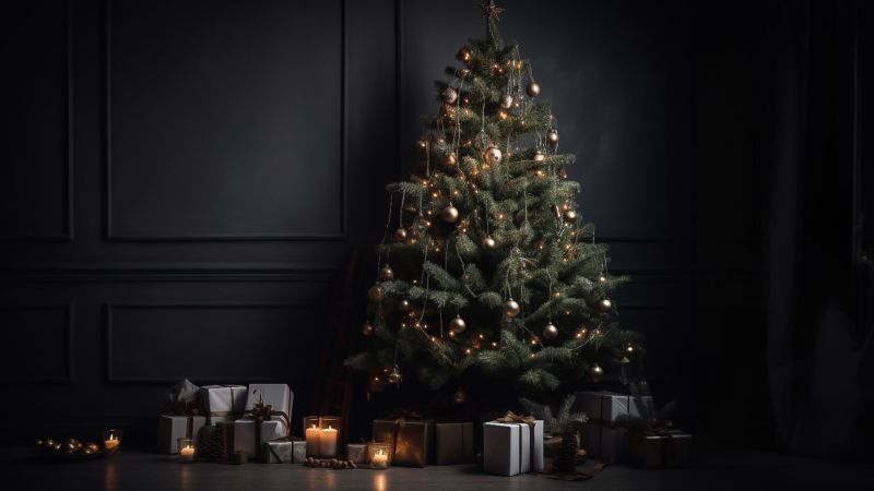 Weihnachtsbaum mit Geschenken in dunklem Raum