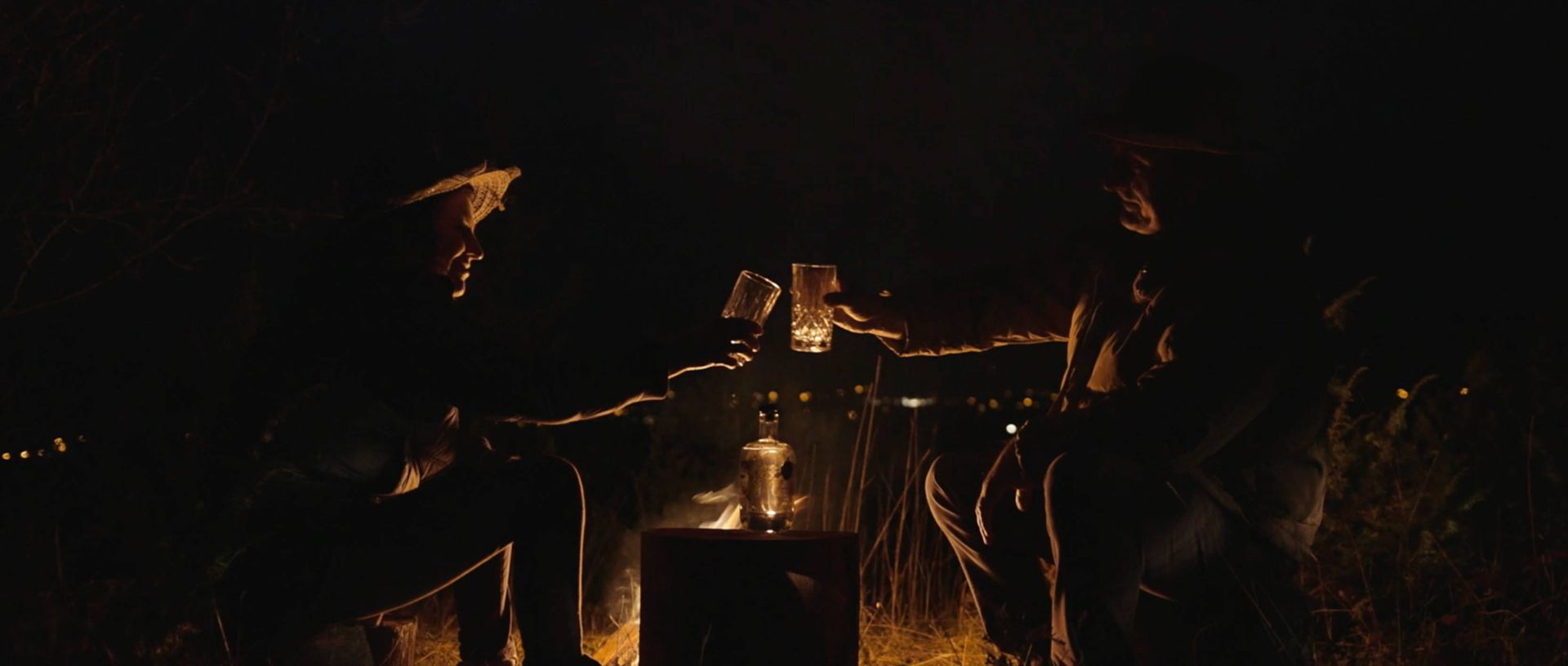 Abend am Lagerfeuer mit einem Glas Gin