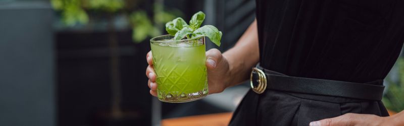 Gin Basil Smash in der Hand