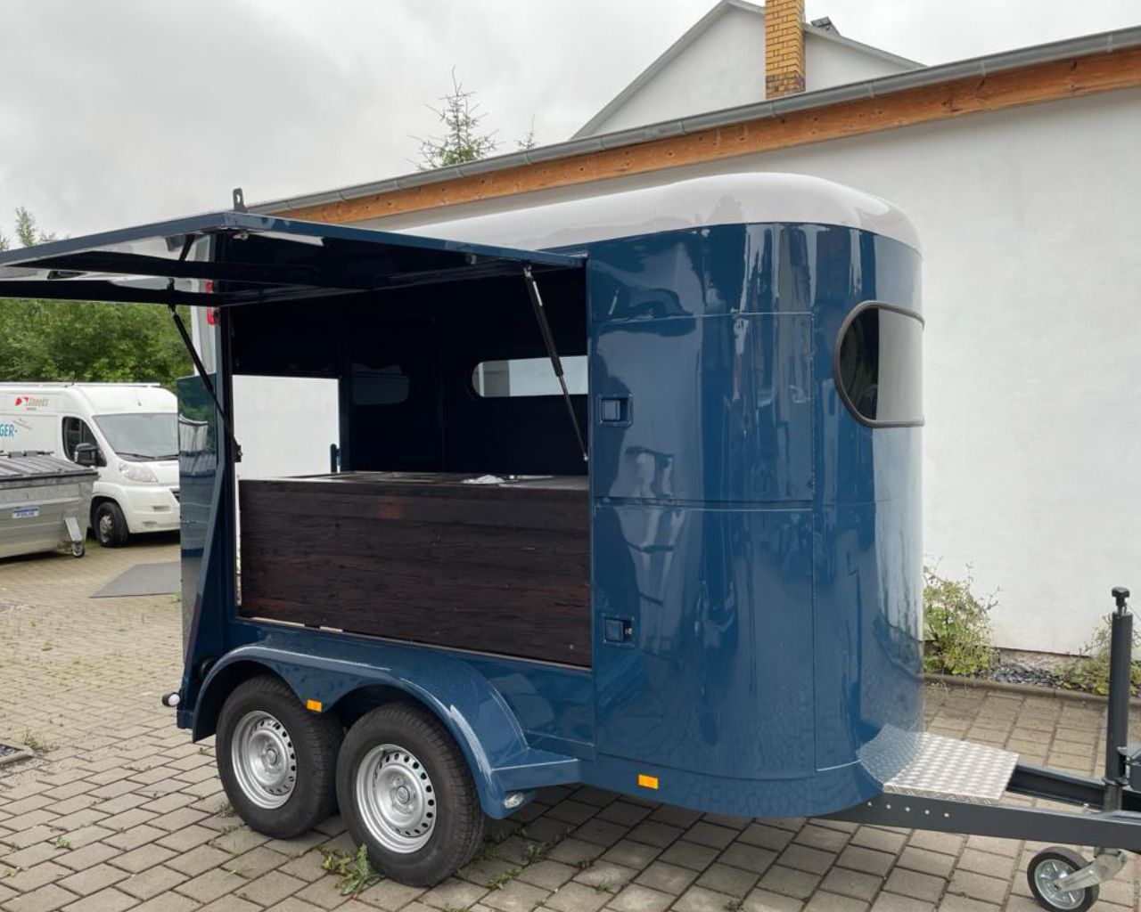 Anhänger in Blau lackiert