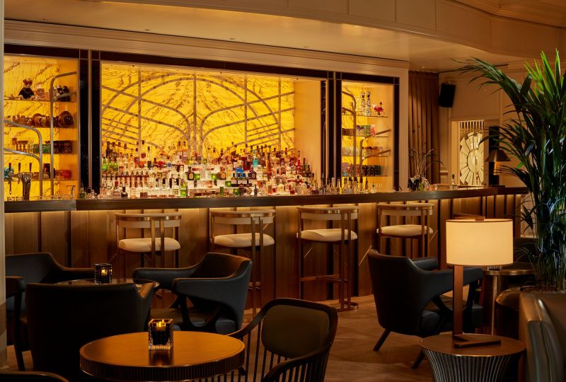 Bar des Curtain Club mit beleuchtetem Rückbuffet