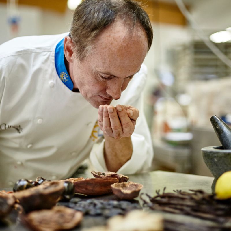Eberhard Schell prüft das Aroma