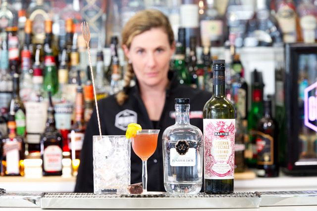 Choclatini-Zutaten an der Bar: JUNIPER JACK London Dry Gin und Martini Riserva Speciale Rubino